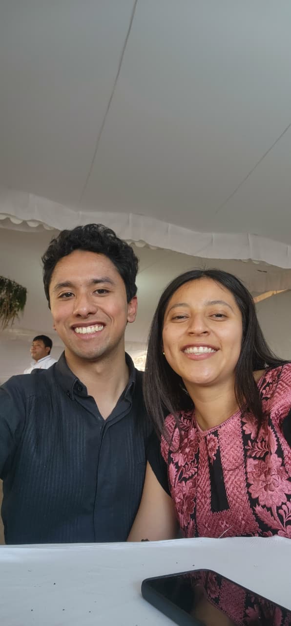 Los dos sentados a una mesa durante una celebración