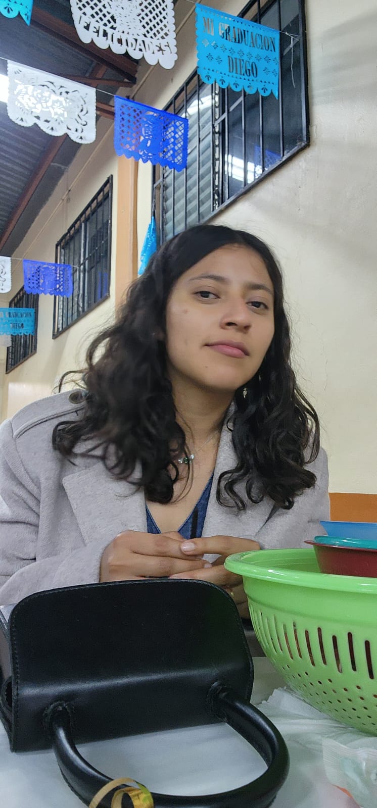 Diana sentada a la mesa con un plato de comida