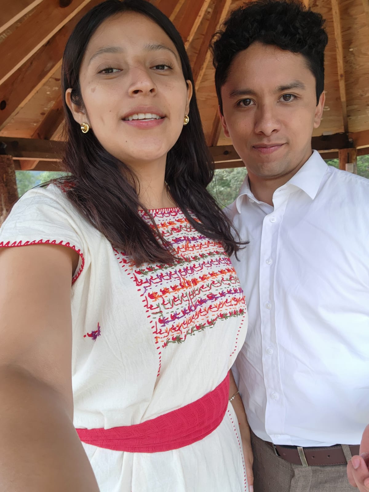 Los dos juntos, con camisas blancas y detalles bordados