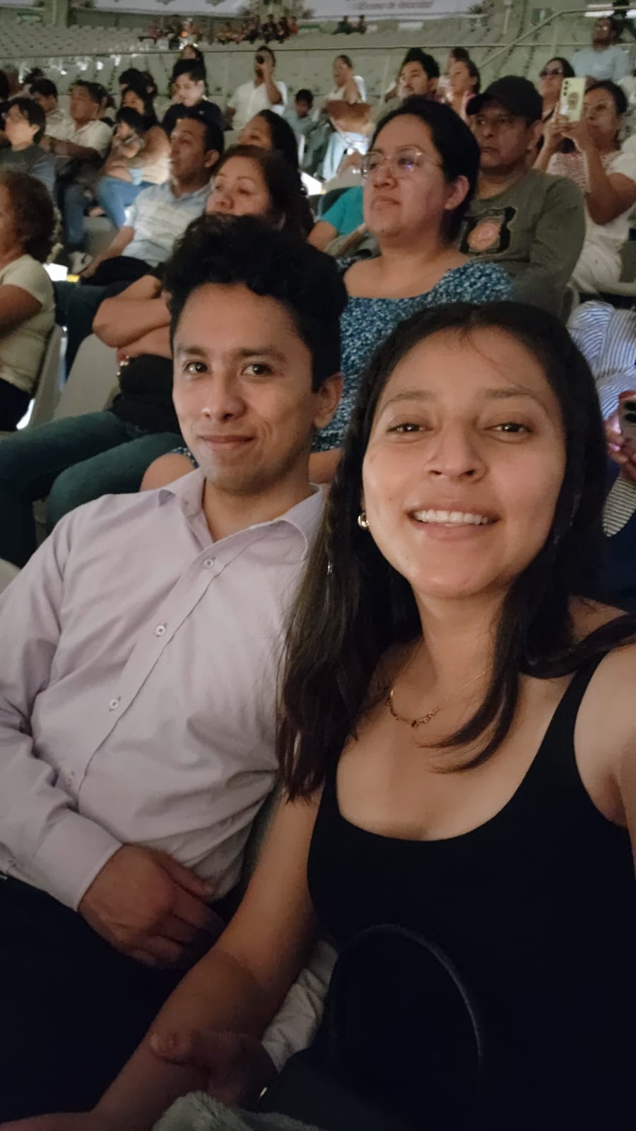 Los dos entre el público de un espectáculo