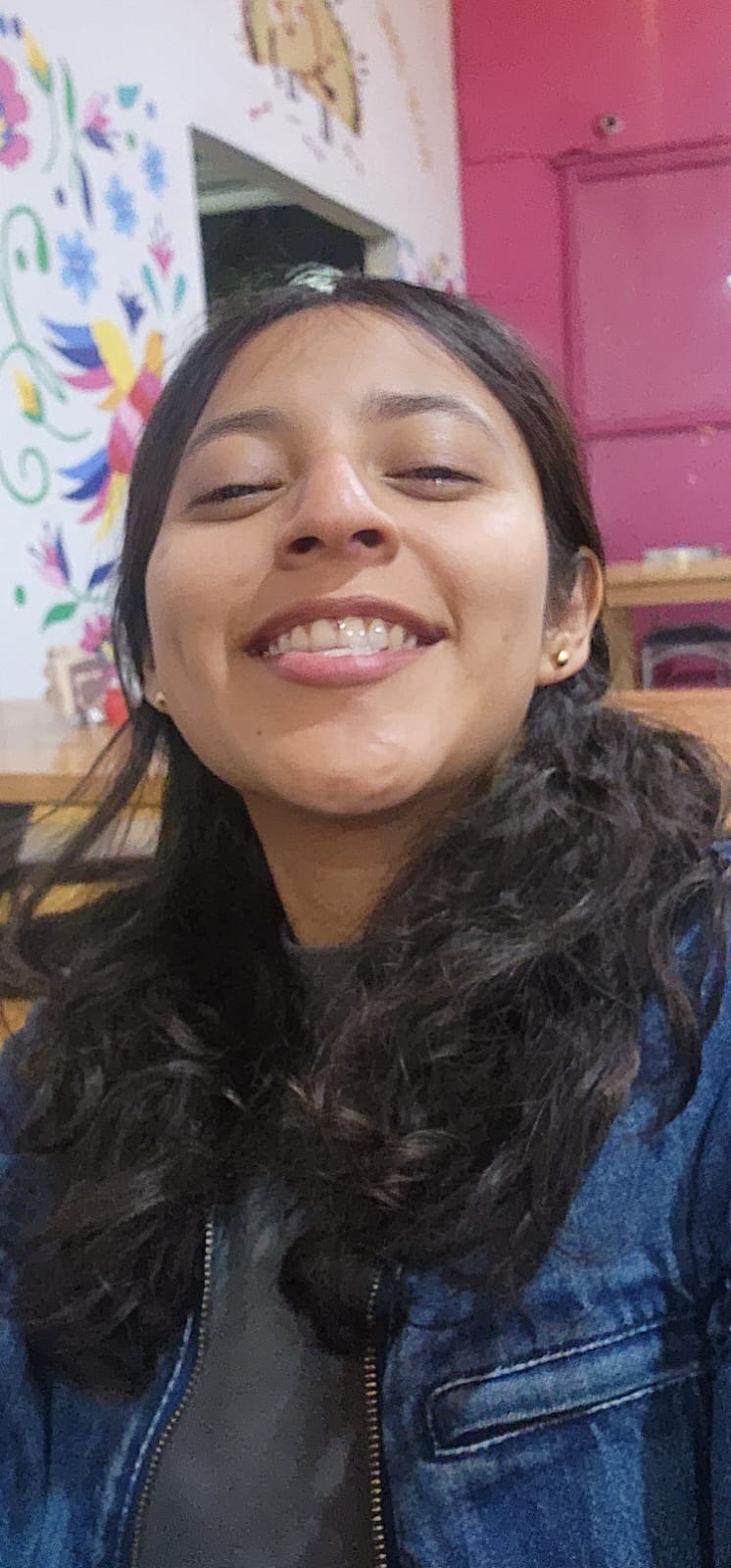 Diana sonriendo frente a la cámara