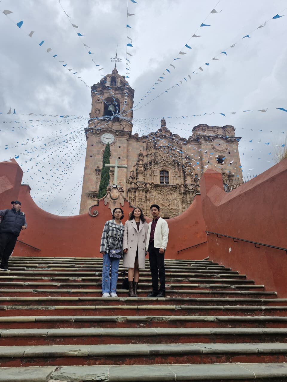 Un recuerdo en las escaleras frente a un templo