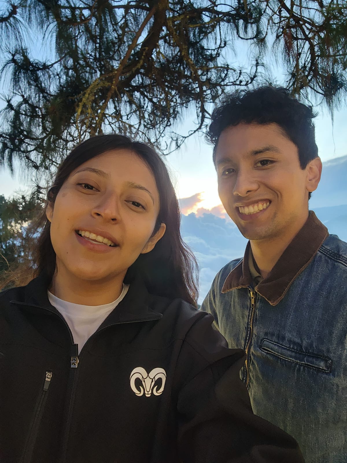Los dos sonriendo bajo un árbol, al aire libre