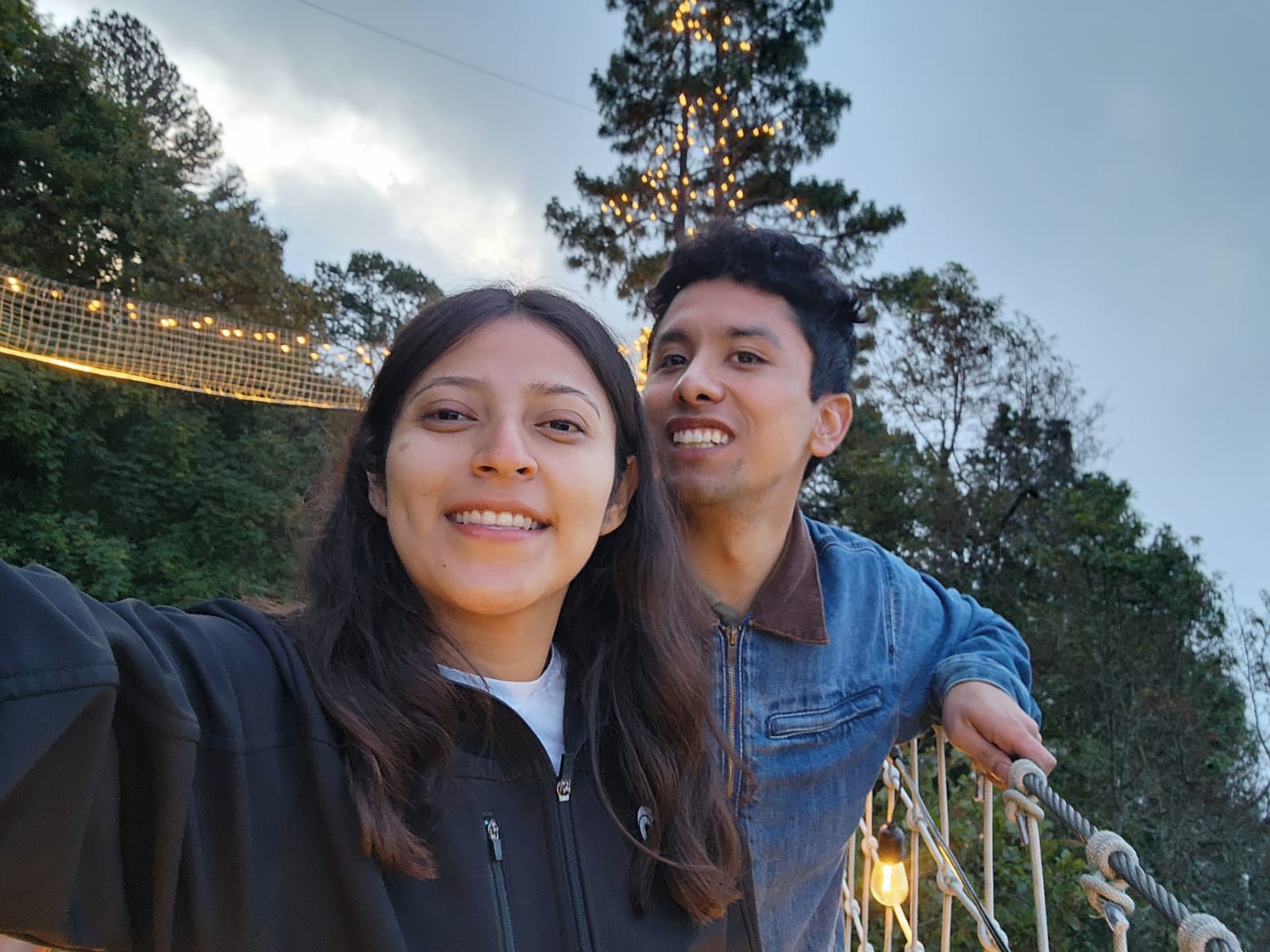 Una selfie de los dos al aire libre con árboles al fondo