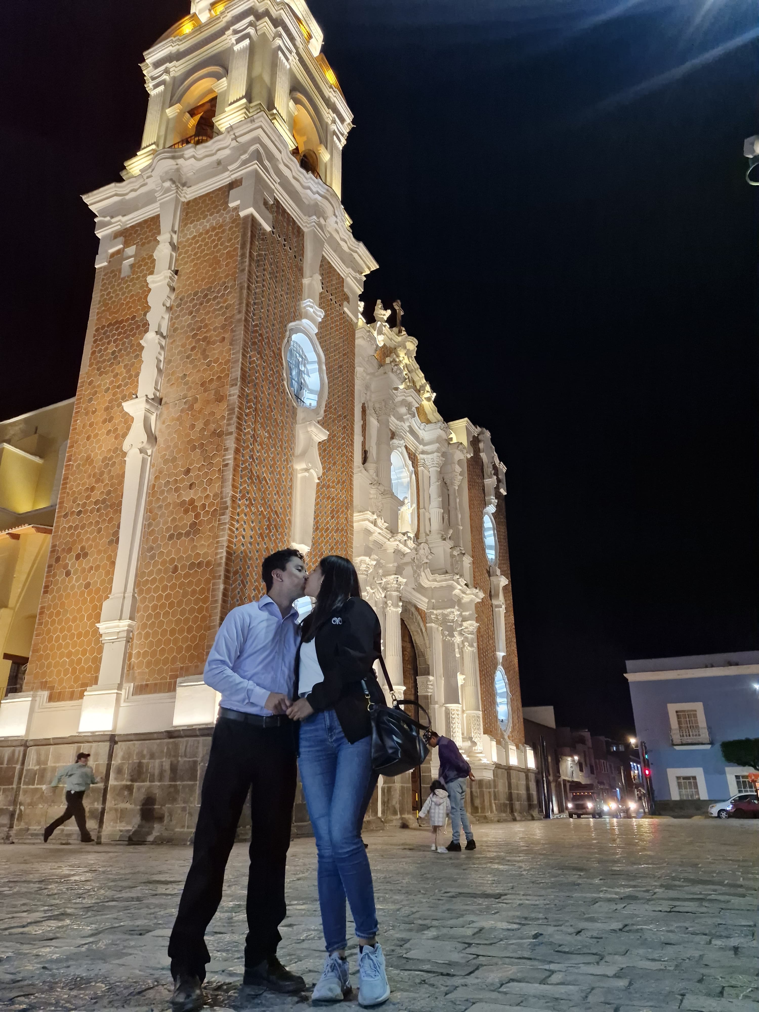 Otro recuerdo de los dos frente al templo iluminado