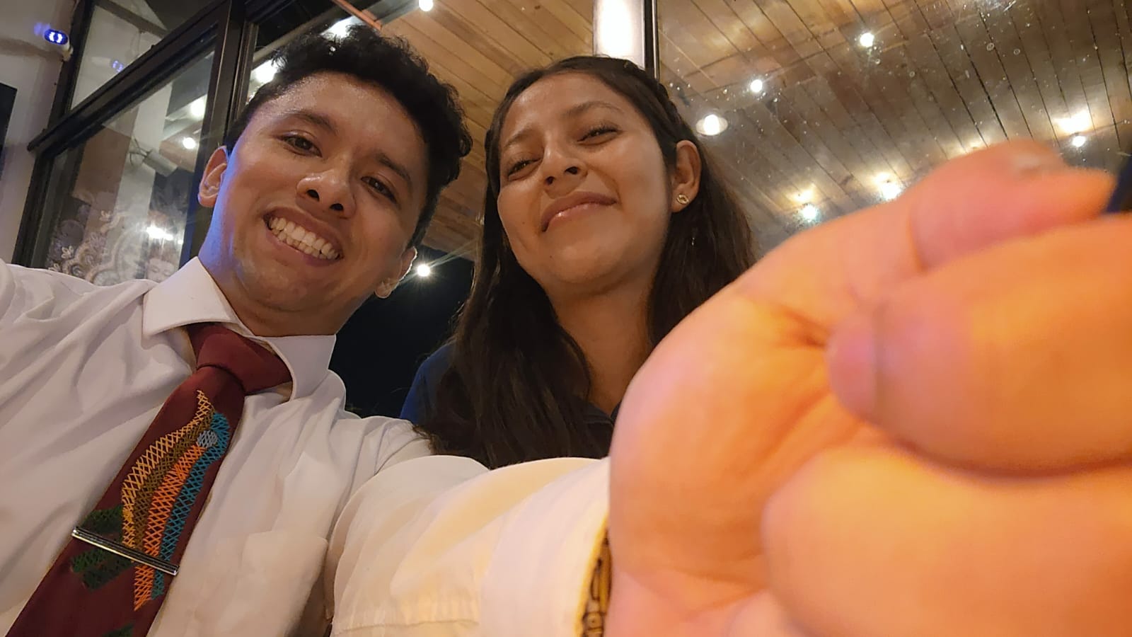 Una selfie espontánea de los dos sentados a una mesa